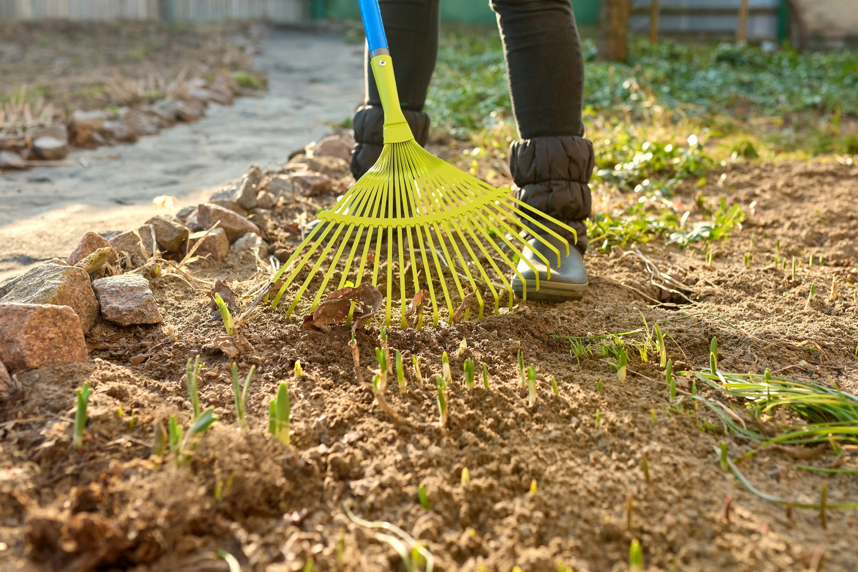 Rateau entretenant un massif vegetal